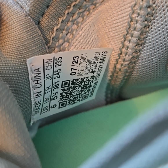 Adidas Trae Young Kids Size 5 - Picture 5 of 6